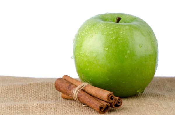 stock image Ripe green apple with cinnamon sticks