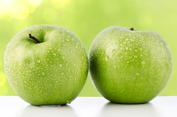 Dvě čerstvě zelená jablka — Stock fotografie