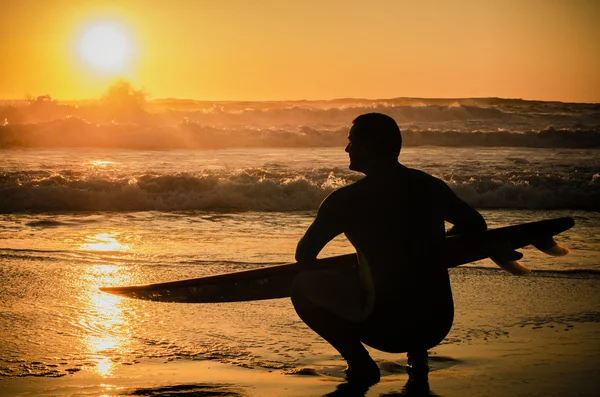 Surfer kijken naar de golven — Stockfoto