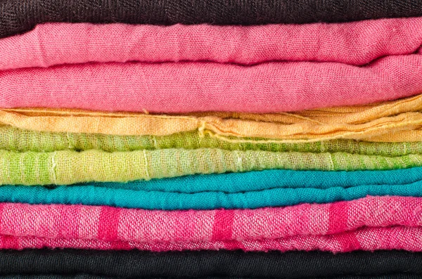 Renkli eşarplar yığını — Stok fotoğraf