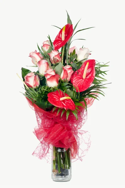 Antúrio vermelho e rosas cor-de-rosa — Fotografia de Stock