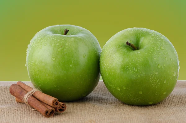 Dvě čerstvě zelená jablka — Stock fotografie