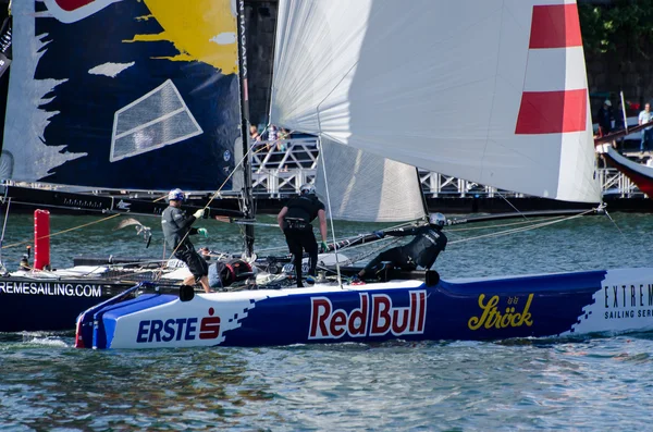 Byk czerwony drużyna regat konkurować z serii extreme sailing — Zdjęcie stockowe