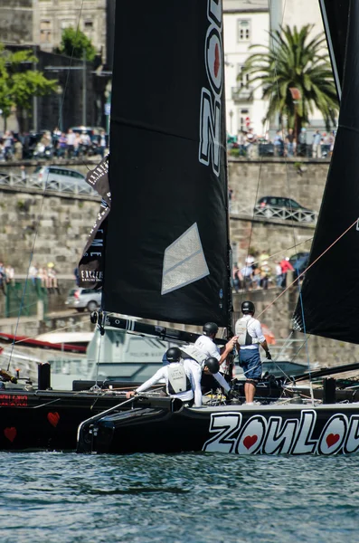 ZouLou конкурируют в серии Extreme Sailing — стоковое фото