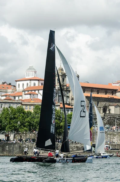 ZouLou конкурируют в серии Extreme Sailing — стоковое фото