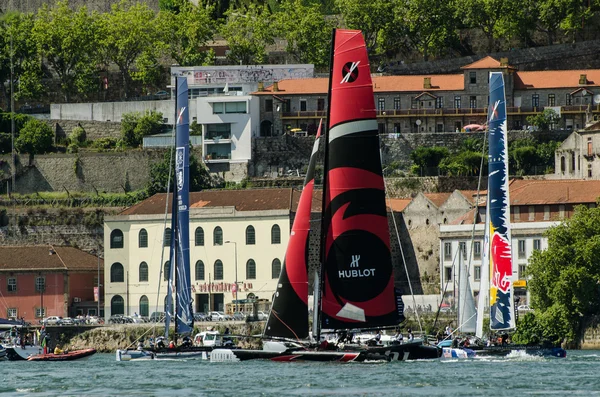 Participants compete in the Extreme Sailing Series — Stock Photo, Image