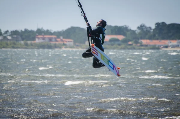 Deelnemer in het Portugese nationale kitesurf kampioenschap 201 — Stockfoto