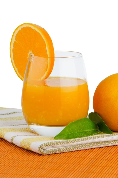 Kuppi appelsiinimehua ja tuoretta appelsiinia — kuvapankkivalokuva