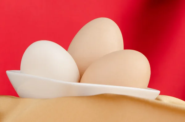 Три яйца в миске — стоковое фото