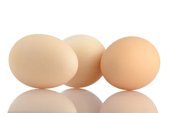 Beyaz üzerine üç yumurta. — Stok fotoğraf