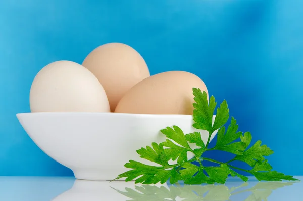 Kabın içinde üç yumurta — Stok fotoğraf