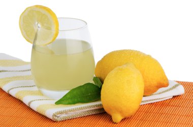 fincan limon suyu ve taze limon