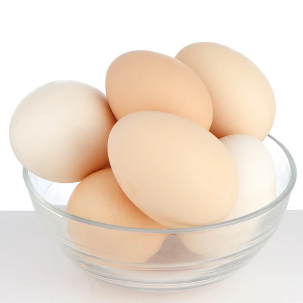 Bruin eieren in transparante kom — Stockfoto