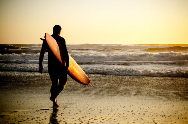 Surfista andando — Fotografia de Stock