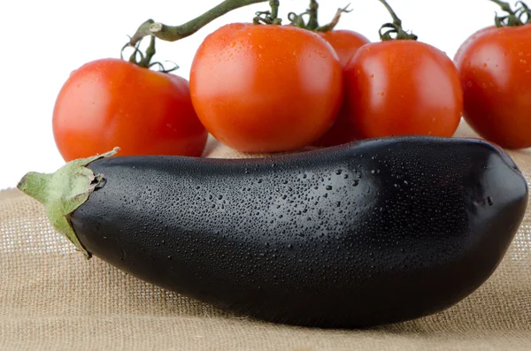 Aubergine och körsbär tomater vine — Stockfoto