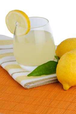 fincan limon suyu ve taze limon