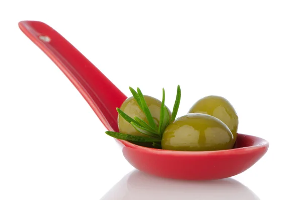 Olivy na keramickou lžičku — Stock fotografie