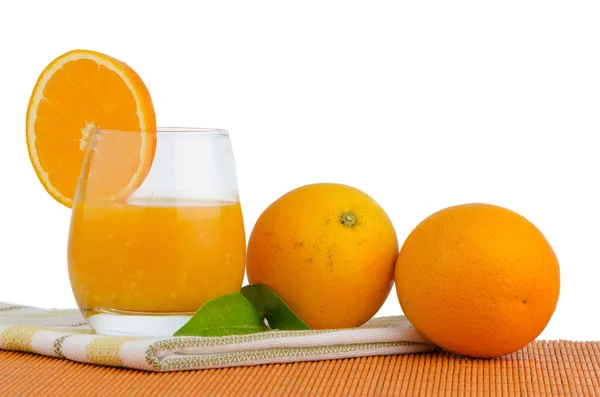 Bardak portakal suyu ve taze turuncu — Stok fotoğraf