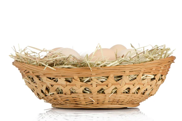 Eier auf einem Korb — Stockfoto