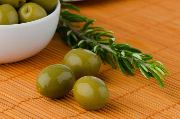 Зеленые оливки в белой керамической чаше — стоковое фото