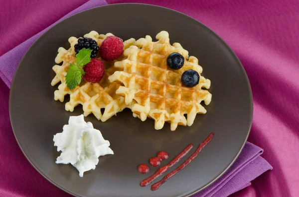 Waffle saboroso com frutas — Fotografia de Stock