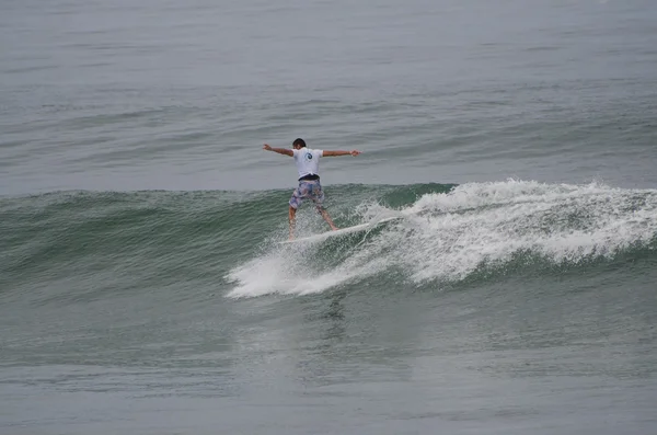 Surfista durante a primeira fase do Campeonato Nacional de Longboard — Fotografia de Stock