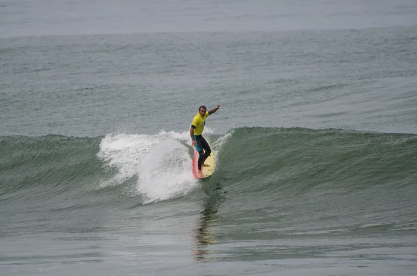 Surfista durante a primeira fase do Campeonato Nacional de Longboard — Fotografia de Stock