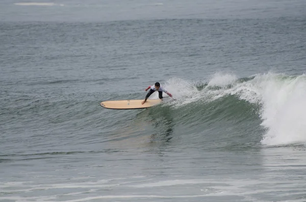 Surfeur lors de la 1ère étape du Championnat National Longboard — Photo