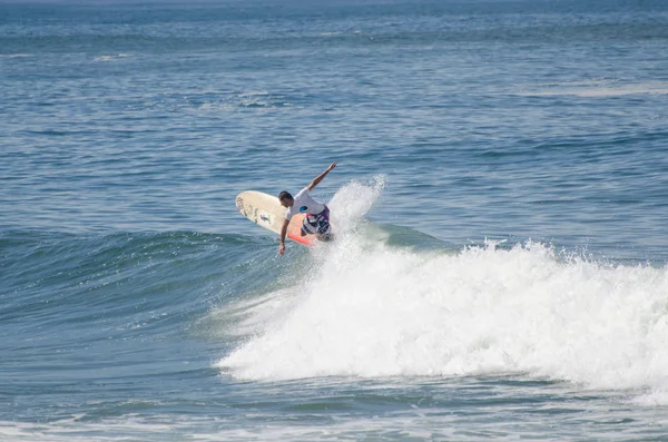 Surfer tijdens de etappe van nationale longboard kampioenschap — Stockfoto