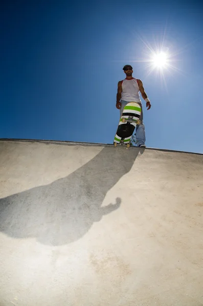 Скейтбордер в бетонном бассейне — стоковое фото
