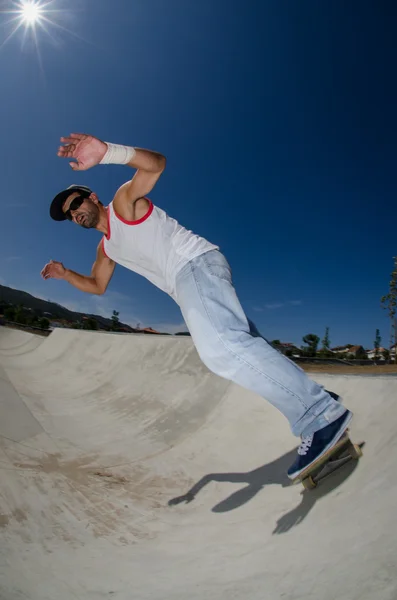 Skateboarder in una piscina di cemento — Foto Stock