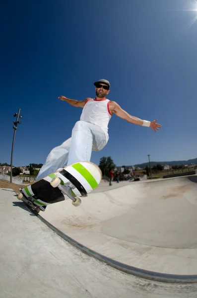 Skateboarder em uma piscina de concreto — Fotografia de Stock