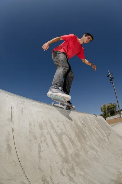 Skateboarder op een stoep — Stockfoto