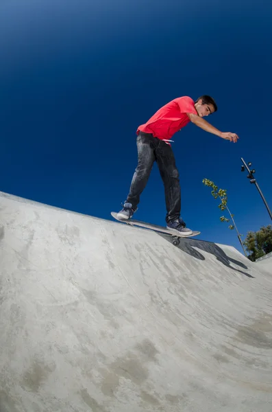 Skateboarder di pinggir jalan — Stok Foto