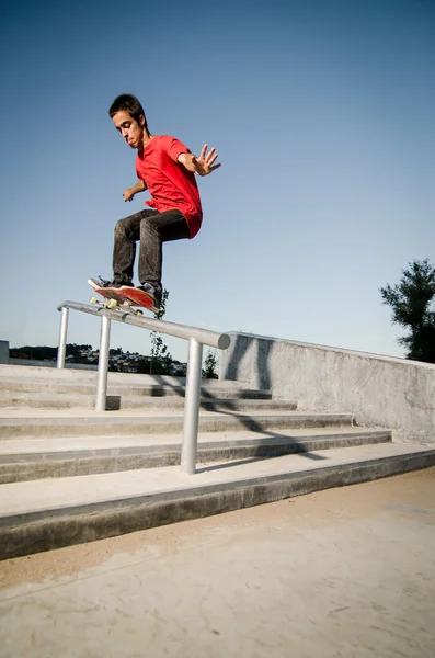 Skateboarder op rail — Stockfoto