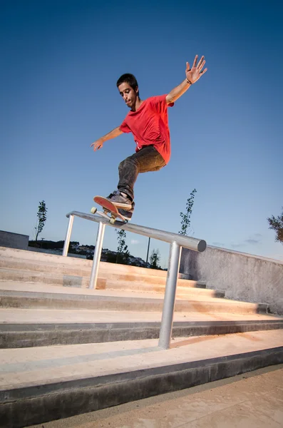 Skateboardista na liště — Stock fotografie