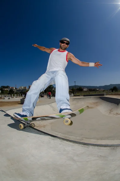 Skateboarder in een concrete pool — Stockfoto