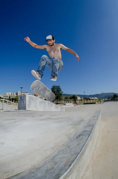 Skateboarder op een flip truc — Stockfoto