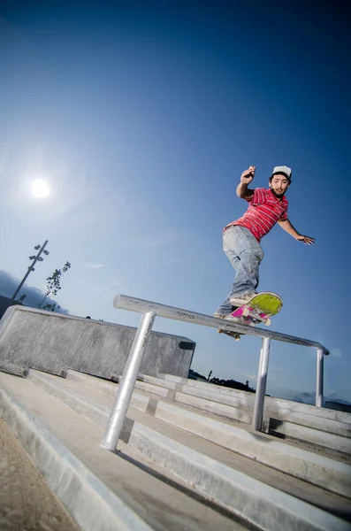 Skateboarder op een dia — Stockfoto