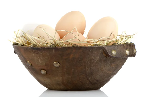 Jaja na drewniane miski — Zdjęcie stockowe
