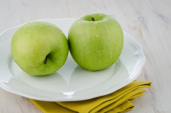 Zwei grüne Äpfel — Stockfoto