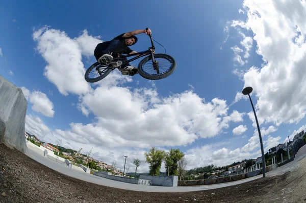 BMX grote lucht sprong — Stockfoto