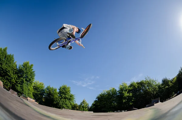 Высокий прыжок BMX — стоковое фото