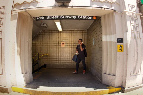 F поезд в Йорк стрит Нью-Йорке — стоковое фото