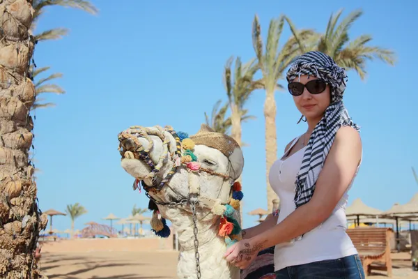 Meisje op een kameel — Stockfoto