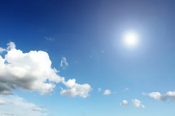 Solen och vita moln — Stockfoto