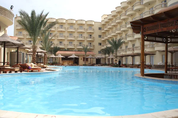 Hotel con piscina — Foto de Stock