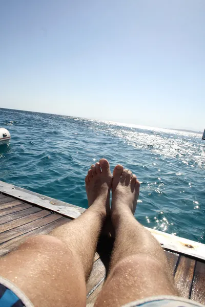 Лежа на палубе яхты — стоковое фото
