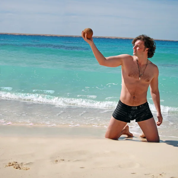 ビーチでポーズをとる男 — ストック写真