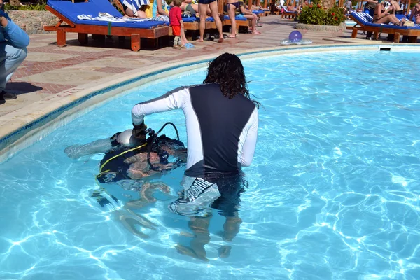 Homem aprende a mergulhar — Fotografia de Stock